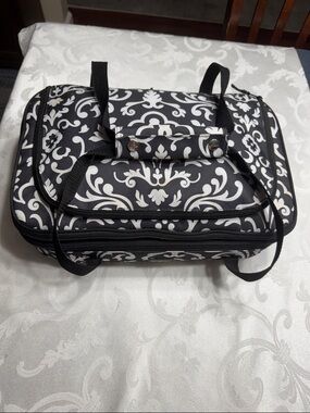 Thirty-one insulated food/casserole carryall.